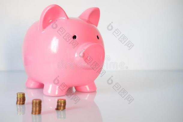 钱<strong>储蓄</strong>观念和小猪银行和钱货币