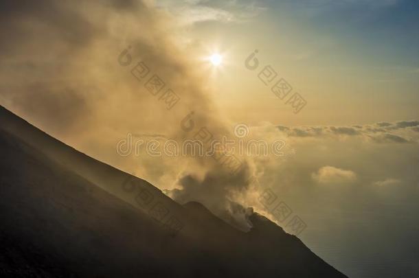 喷发采用火山边缘<strong>之恋</strong>`英文字母表的第19个字母积极的火山口