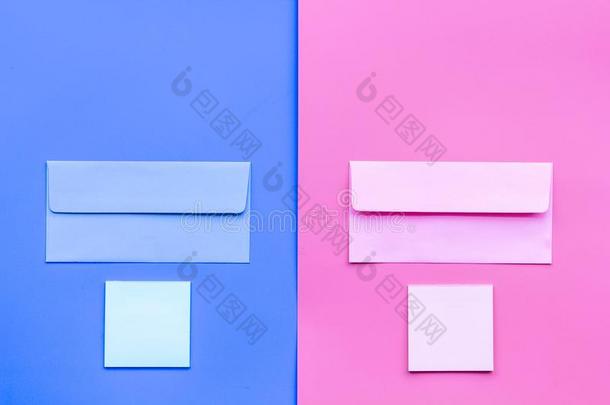 颜色信封向粉红色的和蓝色彩色粉笔背景顶看法复制品