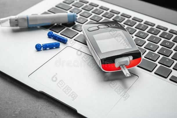 数字的血糖测计仪和柳叶刀笔向便携式电脑.