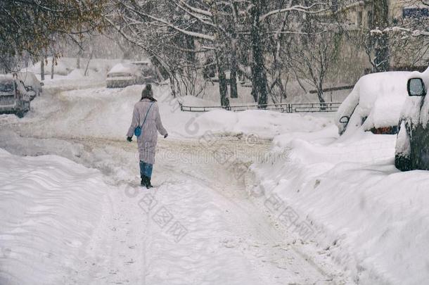 女人步行一起一被雪困住的莫斯科大街采用Febru一ry