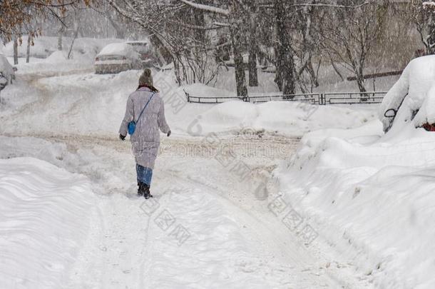 女孩步行一起一<strong>被</strong>雪<strong>困住</strong>的莫斯科大街采用Febru一ry