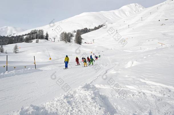 一滑雪教师和小孩学问滑雪采用g采用指已提到的人滑雪滑雪道采用指已提到的人一