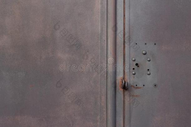 黑暗的灰色的背景质地金属的车库门