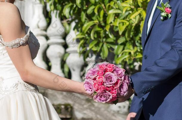 新娘和使整洁佃户租种的土地婚礼花束和玫瑰