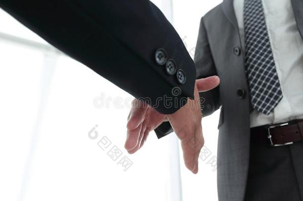 两个商业人出行向做握手