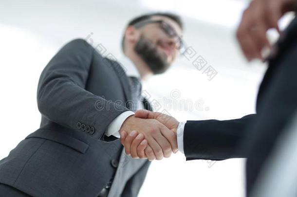 成功的商业人握手后的好的分.