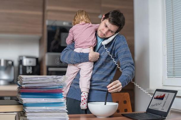 多任务处理父亲是（be的三单形式托婴服务和工作的在家