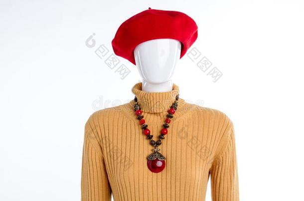 红色的贝雷帽,项<strong>链</strong>和黄色的<strong>毛衣</strong>.