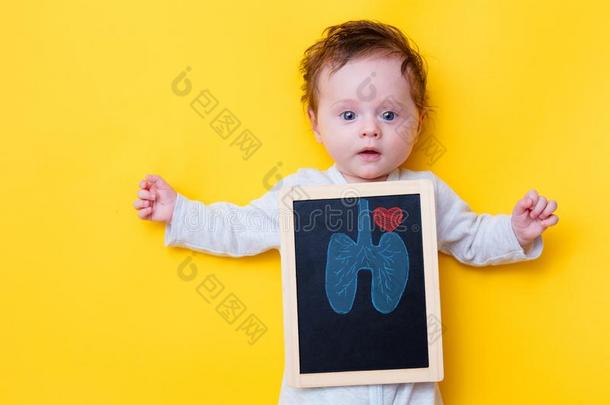 小的婴儿和字母x-射<strong>线板</strong>和绘画肺和心