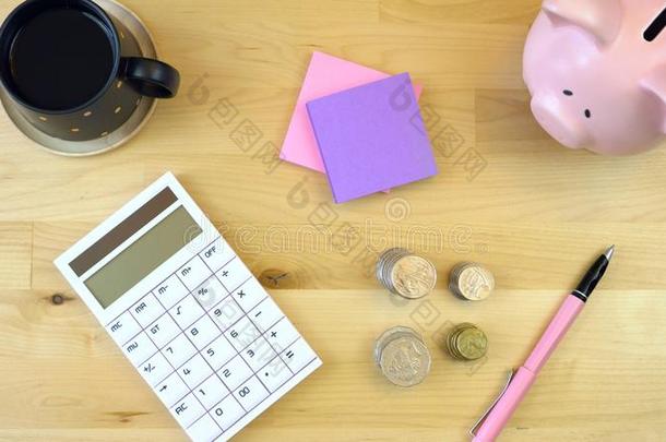 现代的办公室书桌上面的和计算器,小猪银行和现金