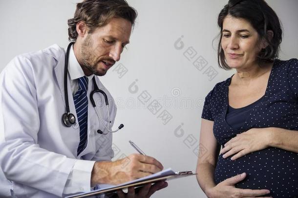 怀孕的女人所有<strong>胎儿</strong>的监视在旁边医生