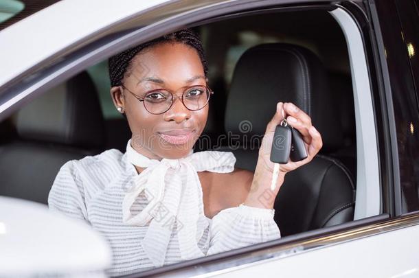 非洲的女人和她新的汽车展映钥匙