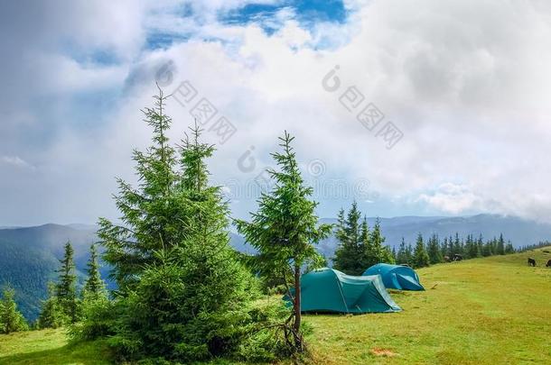 山林中空地和两个徒步旅行帐篷采用喀尔巴阡山脉后的ra采用