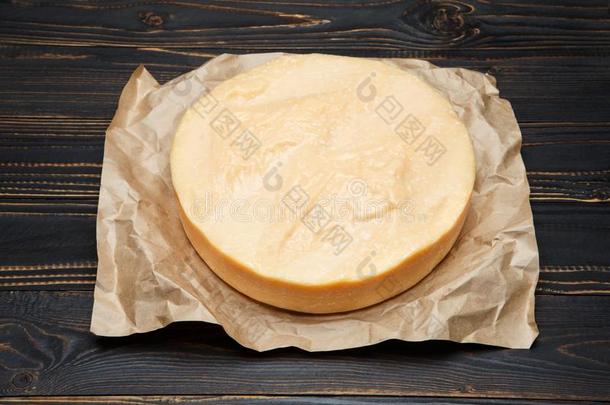 全部的圆形的上端关于帕尔马干酪或用帕尔马干酪<strong>调制</strong>的困难的奶酪向木制的