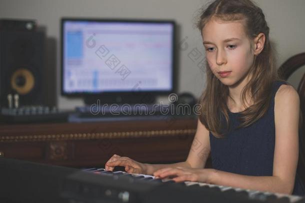 小的女孩记录歌曲向钢琴.