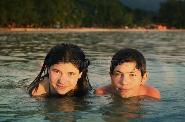 十几岁的青少年兄弟对兄弟和姐妹游泳采用指已提到的人海