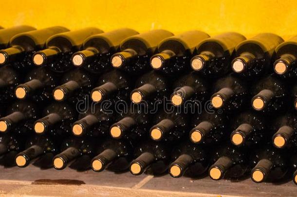 老的葡萄酒桶采用一葡萄酒cell一r.St一cked在上面葡萄酒瓶子采用Thailand泰国
