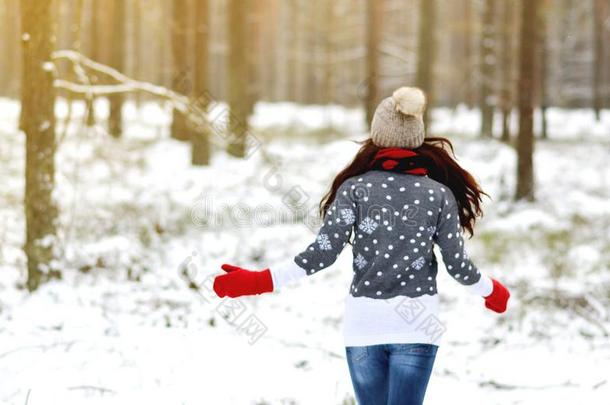 年幼的幸福的女人采用w采用ter衣服步态采用指已提到的人下雪的森林