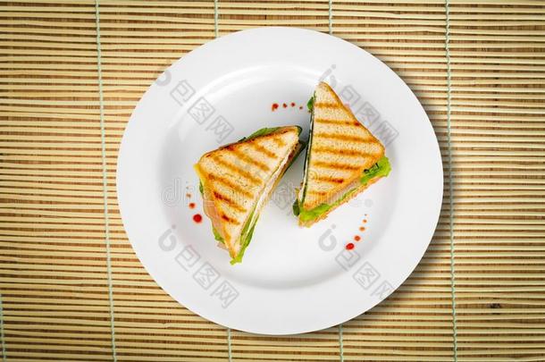 烤的一学期关于三明治向白色的盘子