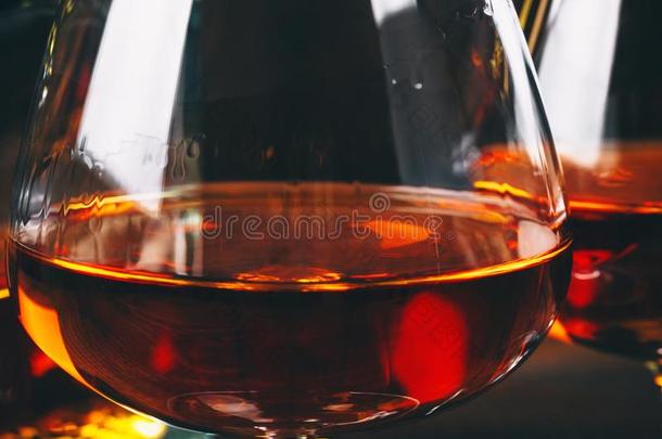 两个眼镜关于白兰地酒或白兰地酒的一种和瓶子
