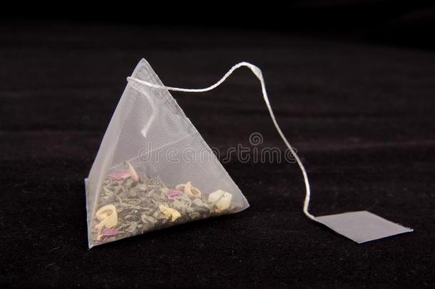 金字塔形状袋泡茶向指已提到的人黑暗的背景