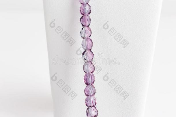 股关于紫色的有小面的小珠子用过的向创造珠宝