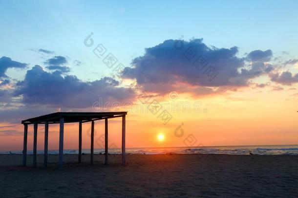 轮廓眺望台向一空的s一dy海滩在日落.