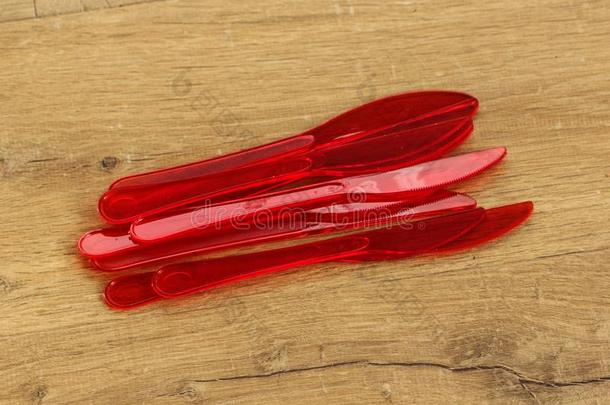 桩关于塑料制品红色的刀向木制的背景