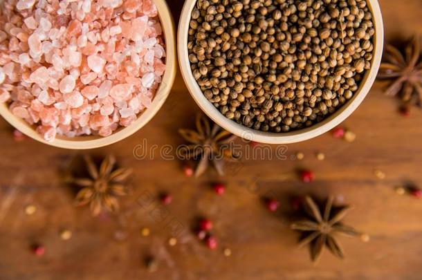 喜玛拉雅的盐和cori和er种子采用保龄球