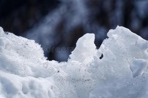 雪冬背景,关-在上面关于被霜覆盖的冰块向一斯诺金