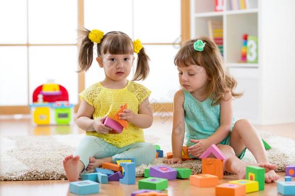 小孩演奏和发展的玩具在家或幼儿园或