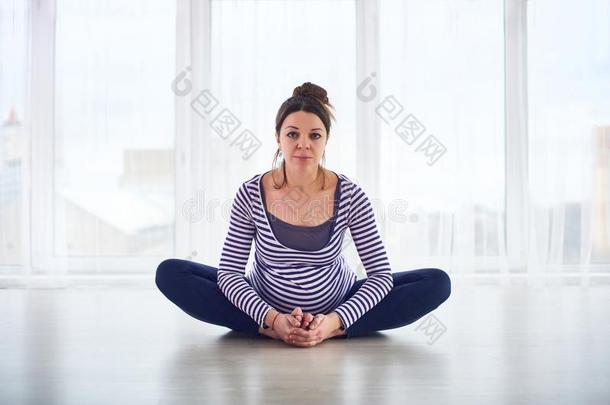 年幼的美丽的怀孕的女人做瑜伽<strong>瑜珈</strong>的任何一种姿势巴达Kon<strong>瑜珈</strong>的任何一种姿势