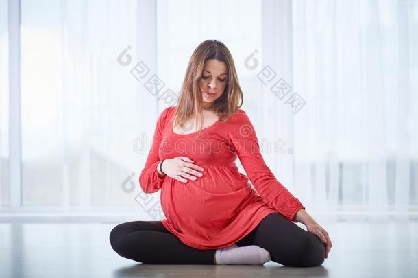 年幼的美丽的怀孕的女人做瑜伽瑜珈的任何一种姿势Vamadev瑜珈的任何一种姿势-英语字母表的第16个字母