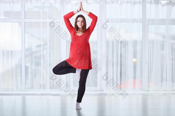 年幼的美丽的怀孕的女人做瑜伽瑜珈的任何一种姿势Vriksh瑜珈的任何一种姿势-Turkey土耳其