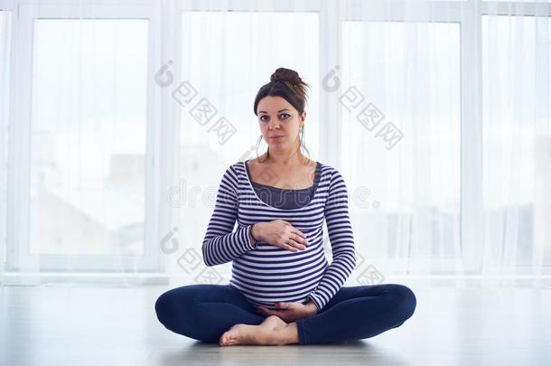 年幼的美丽的怀孕的女人做瑜伽<strong>瑜珈</strong>的任何一种姿势Padm<strong>瑜珈</strong>的任何一种姿势-洛图