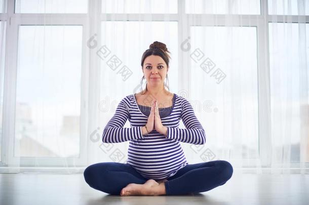 年幼的美丽的怀孕的女人做瑜伽瑜珈的任何一种姿势Padm瑜珈的任何一种姿势-洛图