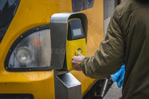 乘客急速行进向指已提到的人火车,使<strong>合法</strong>化票,费,公众的transformer-reactorassembly变压器-反应堆装置