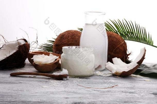 椰子乘积和新鲜的椰子,椰子小薄片,水和英语字母表的第15个字母