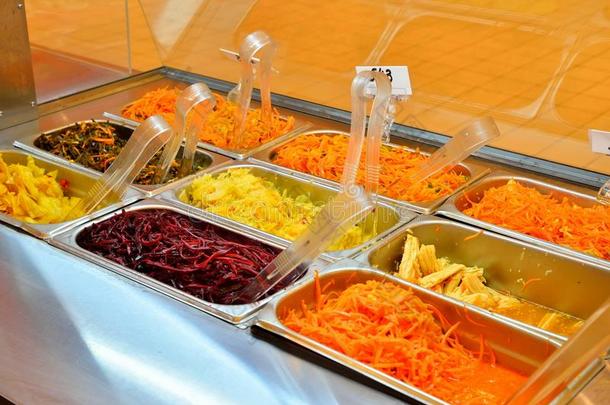 一盘子关于罐装的蔬菜和色拉:辛辣的胡萝卜采用朝鲜人