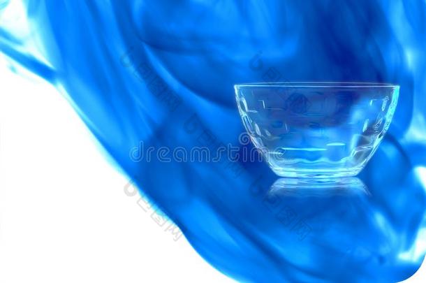 空的<strong>玻璃</strong>餐后甜食碗包围采用蓝色烟.