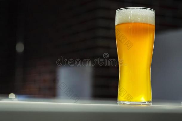 身材高的玻璃关于光啤酒采用一酿酒厂