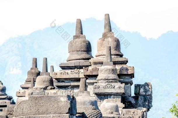 古代的佛雕像和佛塔在婆罗浮屠）生活片断的复杂石雕）庙采用Yogyakart