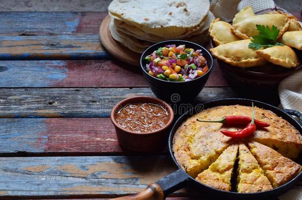 墨西哥人食物混合-玉米面豆卷,玉米面包,洋葱做的辣调味汁和番茄,红色的奥尼奥