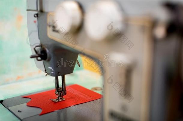 老的缝纫机器和一卷关于深红色thre一ds