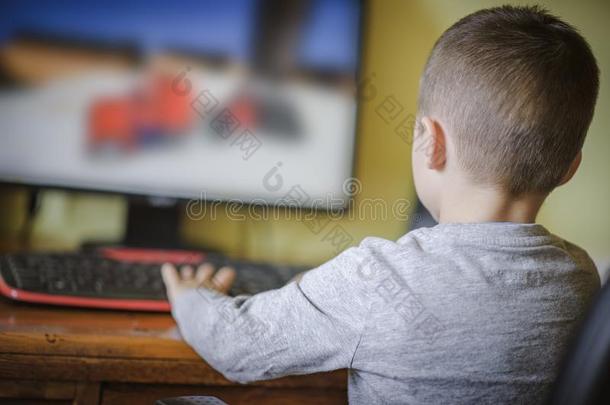 年幼的男孩演奏运动向<strong>一桌</strong>面计算机