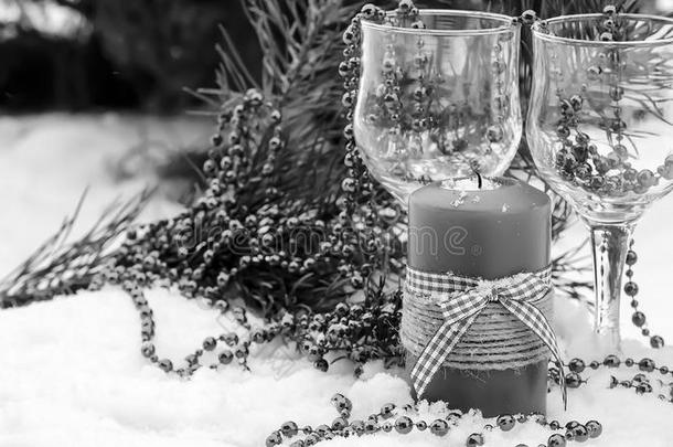 香槟酒和圣诞节装饰采用指已提到的人雪.假日装饰