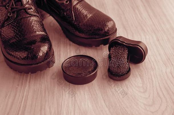 鞋子和擦净乳霜向指已提到的人地面.干净的鞋子为步行.