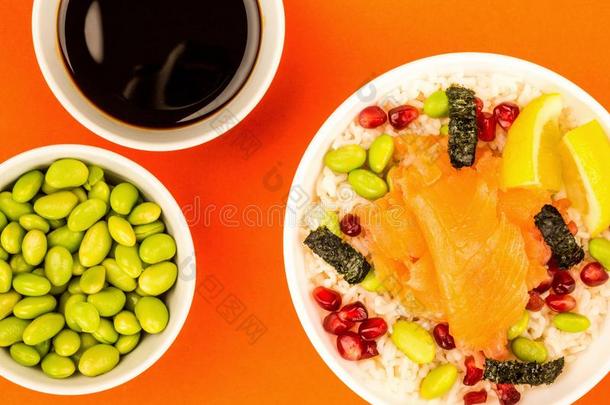 食物碗关于熏制的鲑鱼和稻日本<strong>毛豆</strong>豆海草和英语字母表的第16个字母