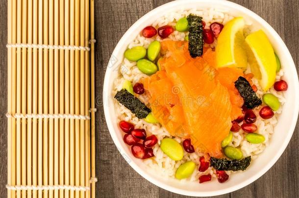 食物碗关于熏制的鲑鱼和稻日本<strong>毛豆</strong>豆海草和英语字母表的第16个字母